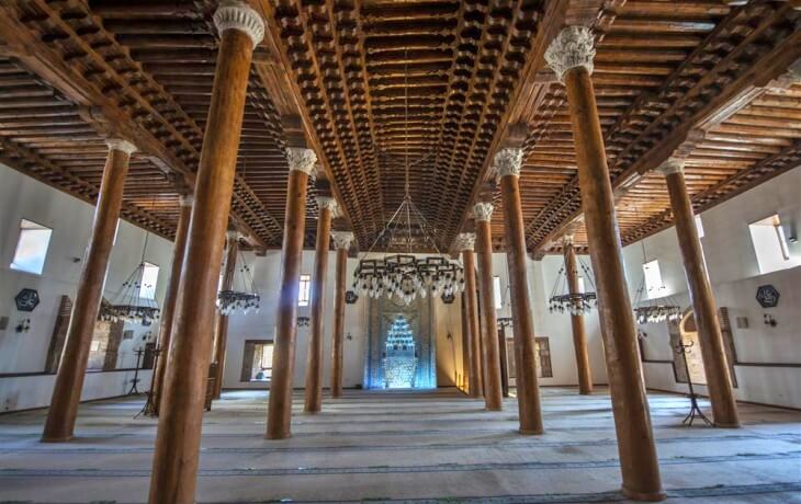 Ankara’daki tarihi Arslanhane Camii’nin ahşap sütunlu iç mekanı ve mihrabı.